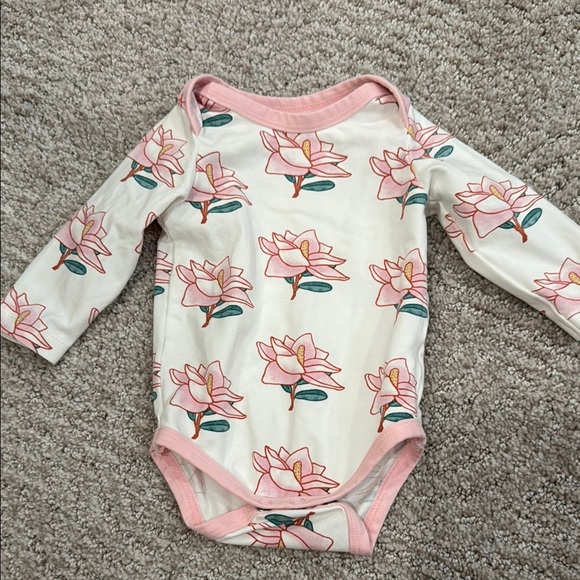 Monica and Andy baby girl set onesie 0-3 mo Magnolia Floral Baby Outfit with Hat - Picture 4 of 9